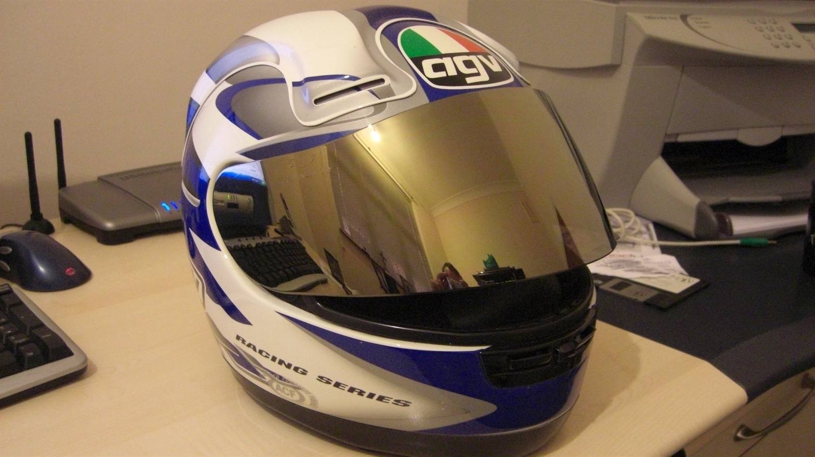 Primer plano de casco de moto con enfasis en zona de cierre y retencion